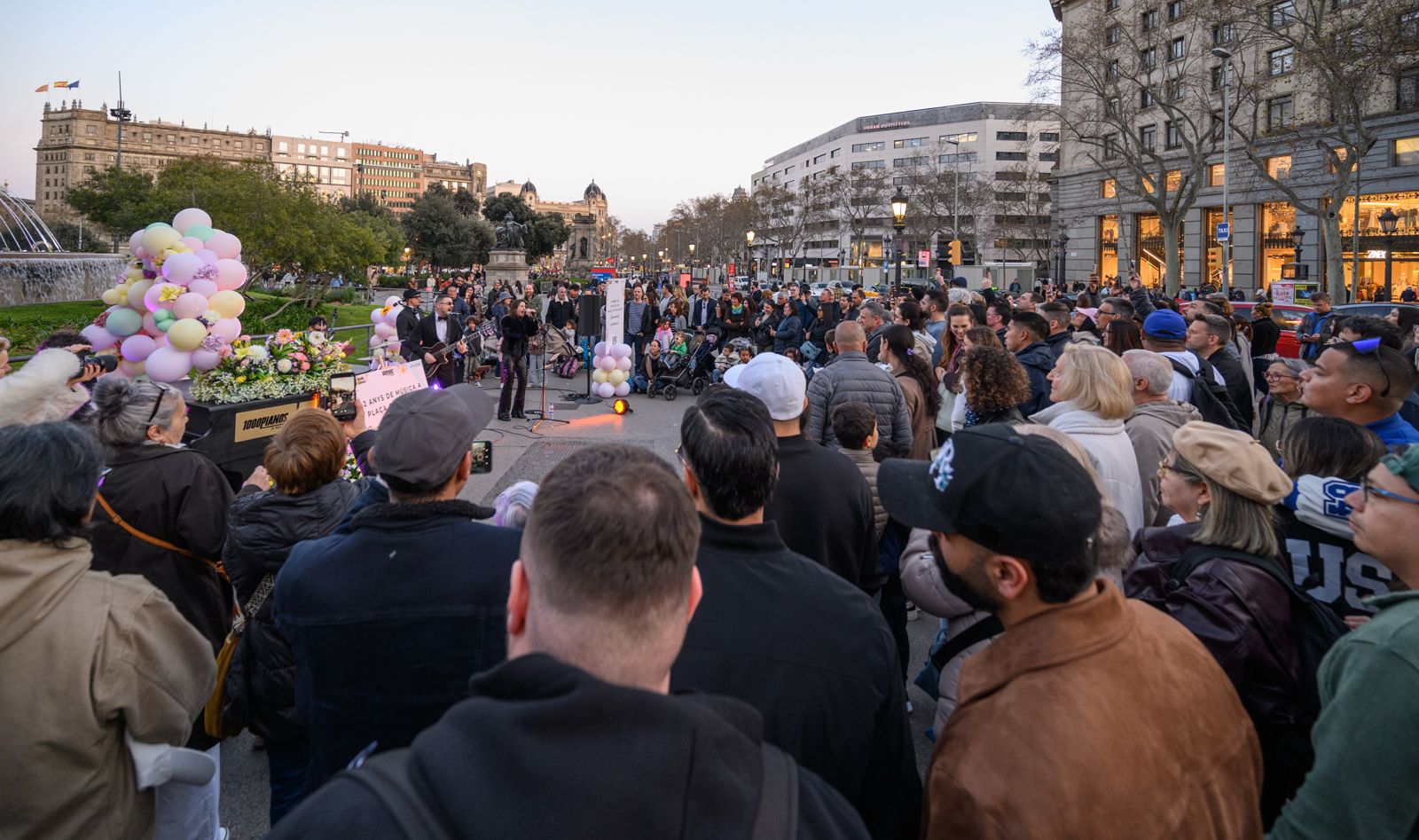 Thousands Gather Around a Public Piano in Barcelona as 1000Pianos Celebrates Two Years